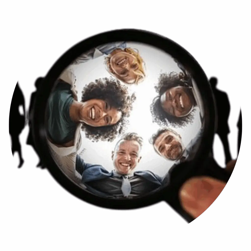 Gruppe von Menschen, die im Kreis zusammenstehen und durch eine Lupe vergrößert werden